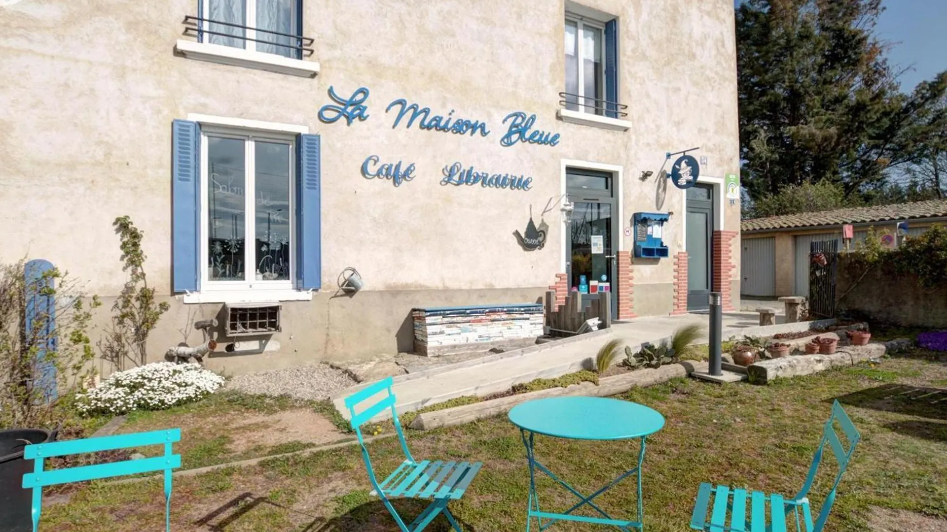 Charmant Appartement Contemporain Avec Patio Cosy Et Toutes Commodites A Chazelles-Sur-Lyon - Fr-1-496-298 0*,  Fransa